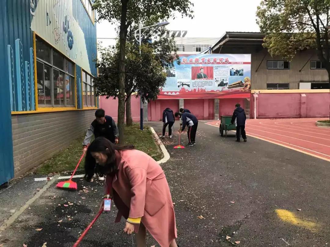 校园大扫除丨师生携手创建整洁优雅的校园环境
